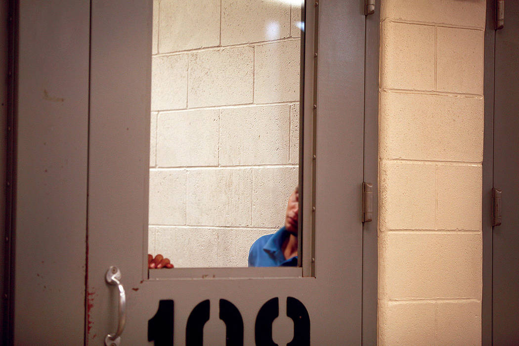 ARCHIVO- Un inmigrante observa desde un área de detención en McAllen, Texas. El martes 15 de julio de 2014 en la Estación de Patrulla Fronteriza de McAllen. | Foto AP/Los Angeles Times, Rick Lo ...