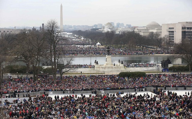 Espectadores esperaban el empiezo de la ceremonia de juramentación de Donald Trump como 45 presidente de EEUU, en la explanada frontal del capitolio en Washington, el 20 de enero del 2017. (Lucy  ...