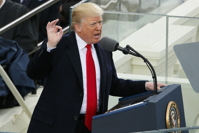 El Presidente Donald Trump ofrece su primer discurso en la ceremonia de su investidura como primer mandatario de la nación. El evento fue en las afueras del Capitolio, en Washington, la mañana d ...