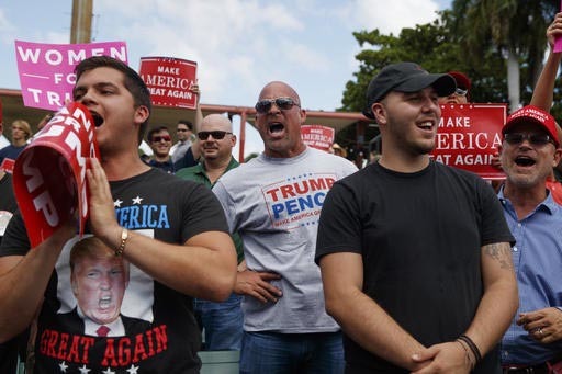 Seguidores del candidato presidencial republicano DOnald Trump le gritan a reporteros durante un acto de campaña el 2 de noviembre del 2016 en Miami. (AP Photo/ Evan Vucci).