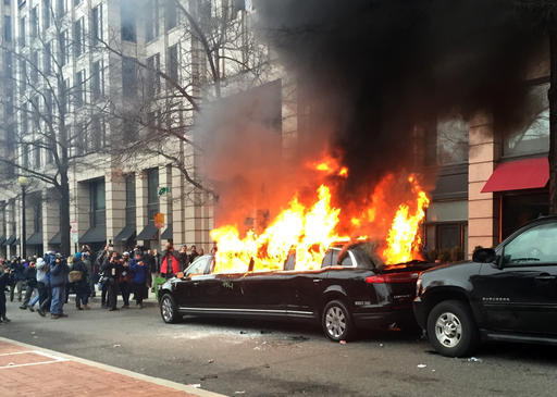 Manifestantes en protesta quemaron esta limousine en el centro de Washington, el 20 de enero del 2017, durante la jornada de investidura del Presidente Donald Trump. Hubo daños a la propiedad, en ...