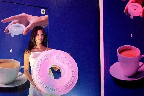 En esta foto de archivo, del 2 de febrero del 2005, en Bombay, India, una modelo presenta el producto "Zero", un substituto de azúcar con base en sucralosa y sin calorías. A finales del 2016 alg ...