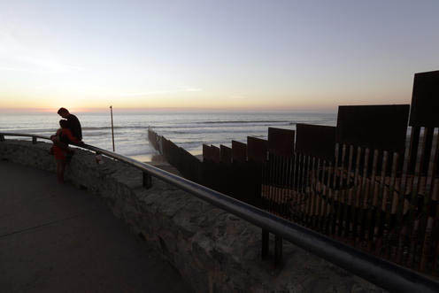 Tomás Munoz y Marta Saenz se abrazan el 8 de noviembre del 2016, cerca de la frontera de México con Estados Unidos, en Tijuana, México, donde la línea se junta con el acéano Pacífico. Como s ...