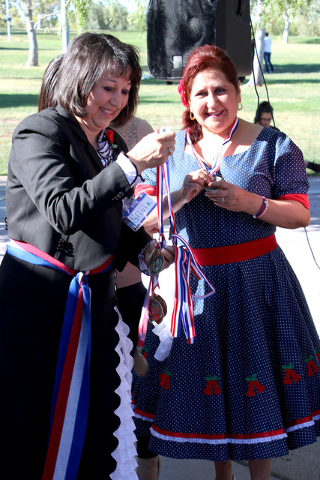 La presidenta de la Asociación Chilena, Silvia Boswell, portó un traje de salón de Cueca en el festejo de la Independencia chilena, el domingo 25 de septiembre de 2016. Foto El Tiempo