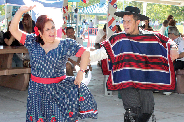 El tradicional baile de Cueca, fue representado en el festival por Daisy Olmos y Rigo González, durante el festejo de la Independencia de Chile, el domingo 25 de septiembre de 2016 en el Mountain ...