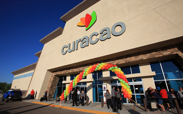 La tienda Curacao, con sucursales en California y Arizona, abre este sábado uno de octubre del 2016 su primera en Las Vegas, en el Meadows Mall. (Foto cortesía / Enrique Santana).