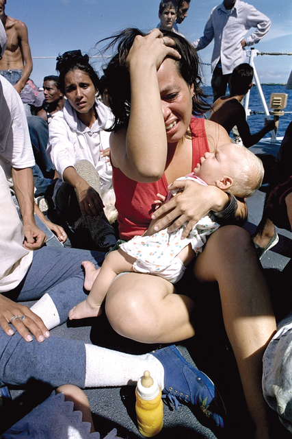 La refugiada cubana Odalis Rumayor abraza a su bebé Milady García de 7 meses de edad después de ser rescatada en el mar por la tripulación de la USCG Monhegan en el Estrecho de la Florida. Fot ...