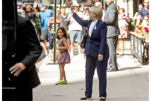 Hillary Clinton sale de su apartamento, y saluda a la gente, el domingo 11 en Nueva York, luego de haber sufrido un "sobrecalentamiento" más temprano en la calle, durante la ceremonia del XV aniv ...