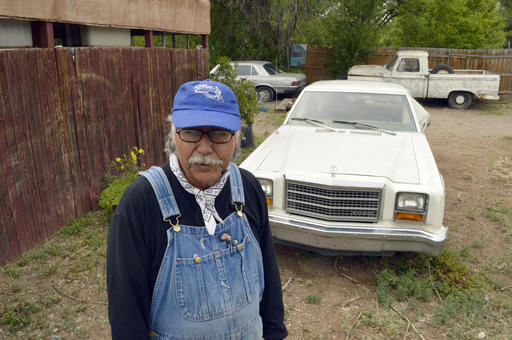 El granjero Santiago Maestas, de 67 años de edad, en foto de archivo en mayo del 2015, supervisa sus tierras en el Valle sur de Alburquerque, Nuevo Mexico. (AP Archivo Poto/Russell Contreras).