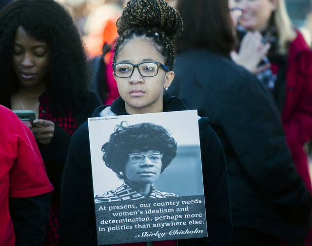 Tatiana Jones, de 16 años, sostienen un cartel de Shirley Chisholm durante el desfile Martin Luther King Jr. el lunes, 16 de enero de 2017. Jeff Scheid / Las Vegas Review-Journal