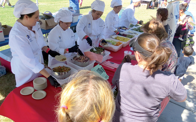 El ‘Festival de Niños Saludables’ ofreció alimentos saludables para todos los asistentes, con el objetivo de que los niños aprendieran a consumir comida que también puede ser deliciosa y n ...