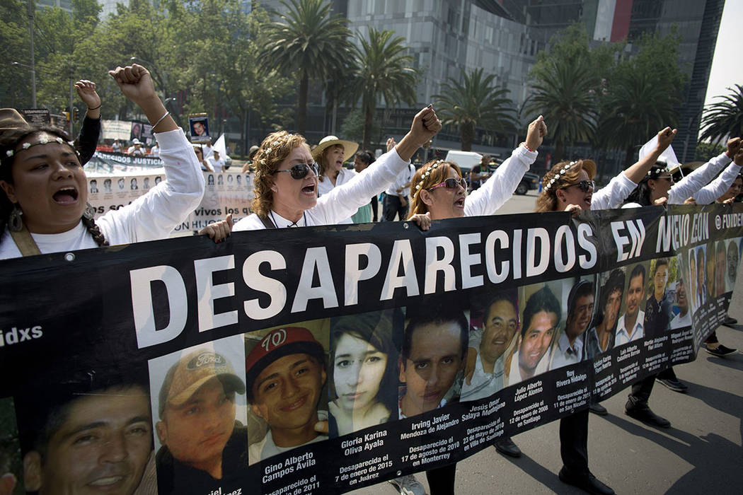 ARCHIVO- Las mujeres llevan una pancarta llamando la atención sobre los casos de personas desaparecidas, que marcan el Día de la Madre en la Ciudad de México, el miércoles 10 de mayo de 2017.  ...