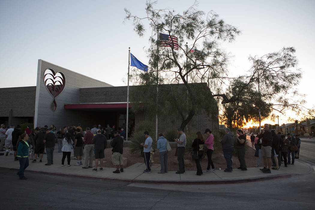 La gente se forma para donar sangre a United Blood Services en Las Vegas el lunes 2 de octubre de 2017, después de un tiroteo en el Strip que dejó 59 muertos y más de 500 heridos el domingo por ...