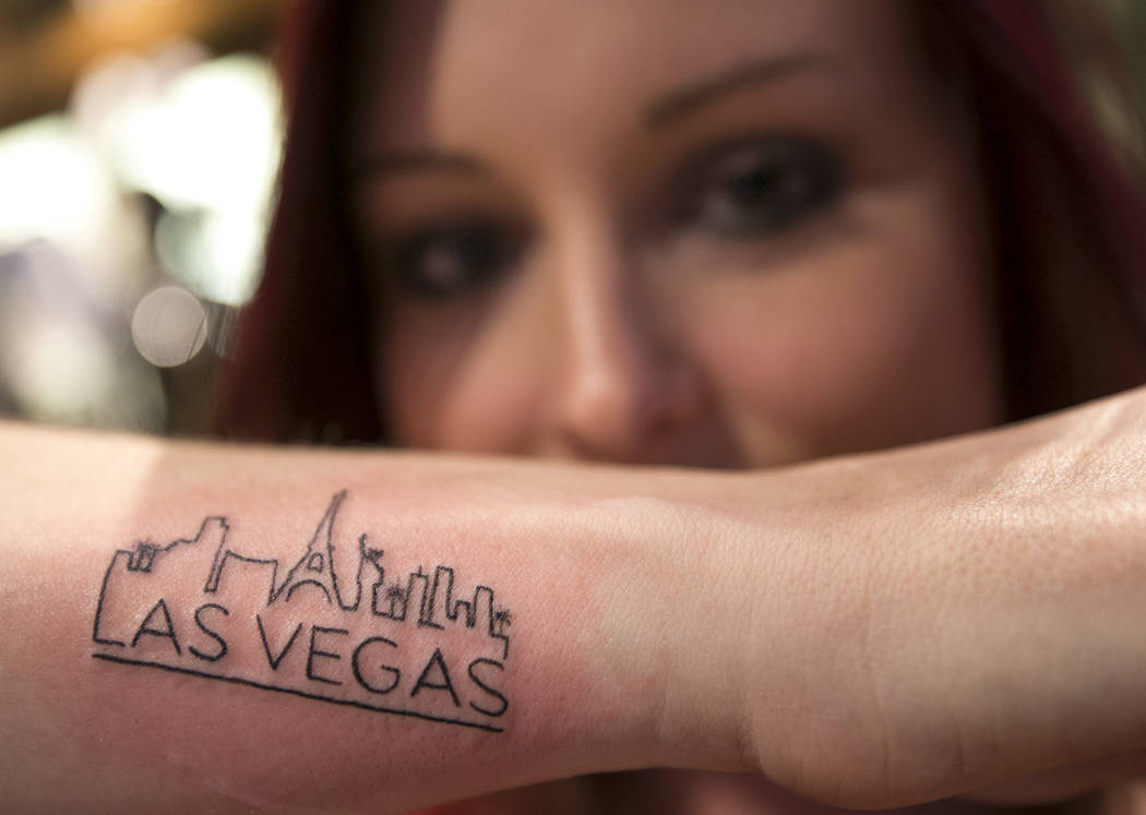 La enfermera de la UCI, Devin Danner, de 25 años, de Conway, Arkansas, muestra su nuevo tatuaje de Las Vegas en Club Tattoo dentro de Planet Hollywood, el jueves 5 de octubre de 2017 en Las Vegas ...
