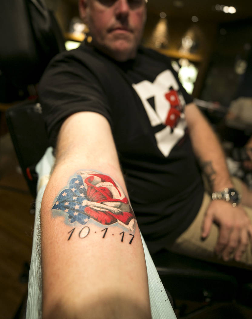 Brett Davis de Australia muestra su tatuaje conmemorativo de la Ruta 91 en Club Tattoo dentro de Planet Hollywood, el jueves 5 de octubre de 2017 en Las Vegas. Richard Brian Las Vegas Review-Journ ...