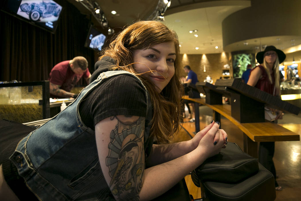 El residente de Las Vegas Sydney Patterson, de 22 años, obtiene un tatuaje conmemorativo de Las Vegas del artista Bexx en Club Tattoo dentro de Planet Hollywood, el jueves 5 de octubre de 2017, e ...