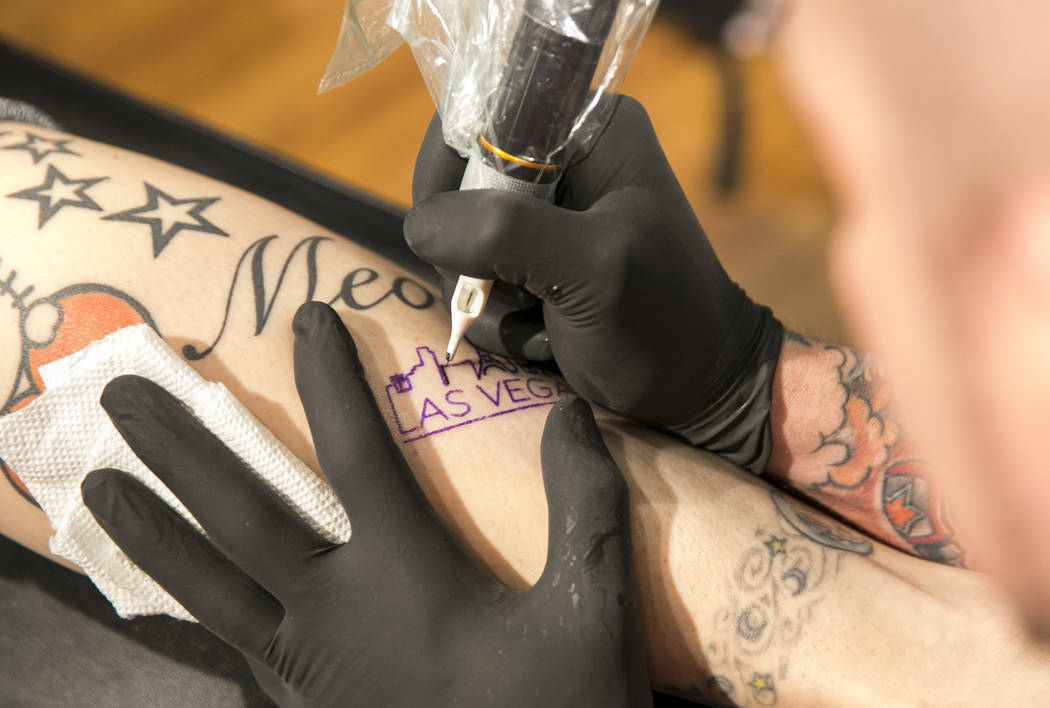 El artista del tatuaje Justin Vanbibber trabaja en un tatuaje conmemorativo de Las Vegas en el Club Tattoo dentro de Planet Hollywood, el jueves 5 de octubre de 2017, en Las Vegas. Richard Brian L ...
