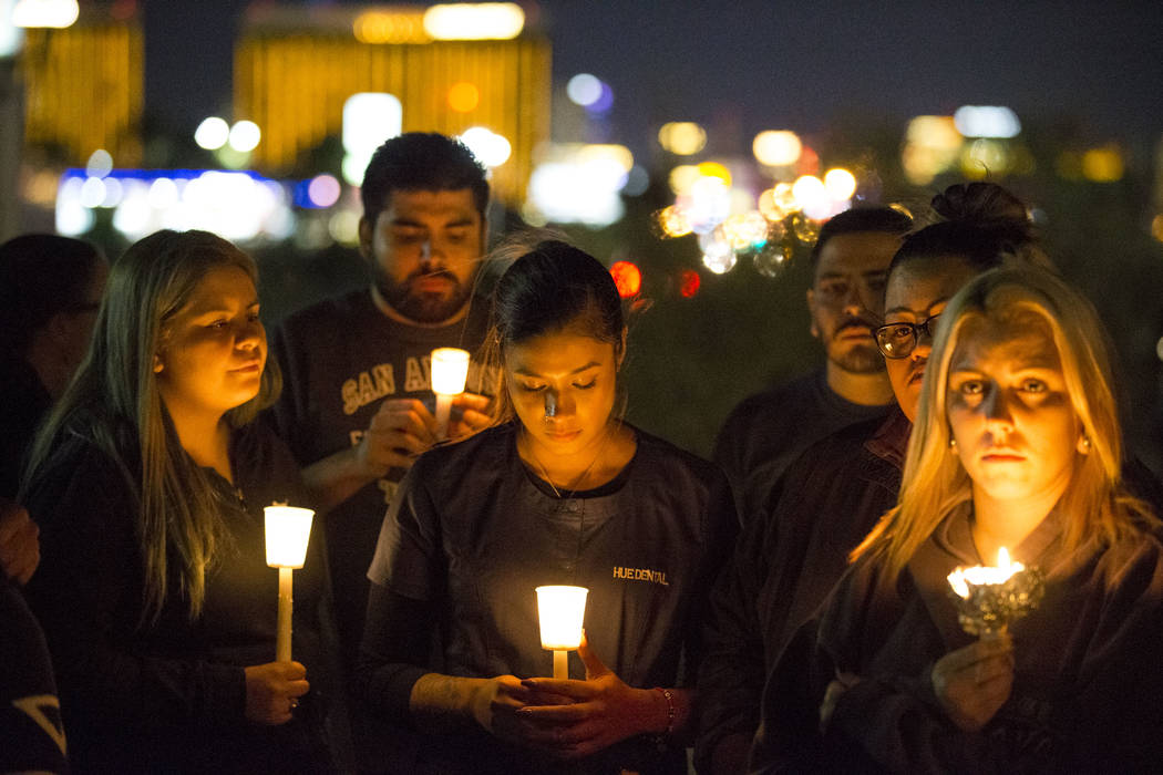 Participantes en una vigilia a la luz de las velas que condena el tiroteo en masa en el festival de música country de la Ruta 91 Harvest el lunes 2 de octubre de 2017 en la intersección de Las V ...