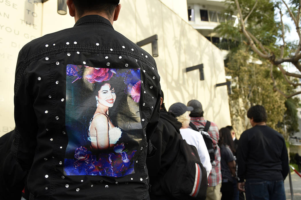 Los fanáticos de la fallecida cantante Selena Quintanilla esperan en la fila para asistir a una ceremonia para otorgarle una estrella póstuma en el Paseo de la Fama de Hollywood el viernes 3 de  ...