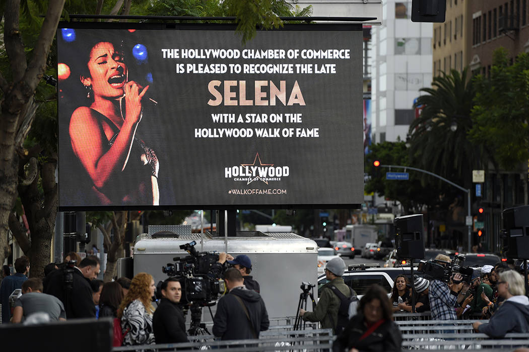 Una pantalla de video anuncia una ceremonia para premiar a la fallecida cantante Selena Quintanilla como estrella póstuma en el Paseo de la Fama de Hollywood el viernes 3 de noviembre de 2017 en  ...