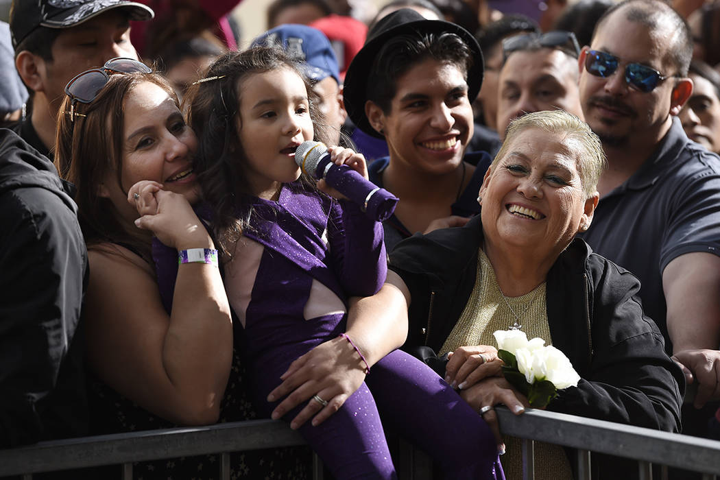 Sammi Corono-Lampa, 4, de Moreno Valley, California, fan de la fallecida cantante Selena Quintanilla, canta canciones de Quintanilla mientras espera con su madre Patty, a la izquierda, y su abuela ...