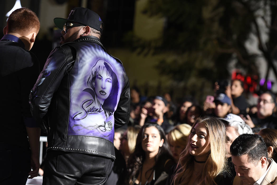 A.B. Quintanilla III, hermano de la fallecida cantante Selena Quintanilla, mira durante una ceremonia póstuma de Selena en el Paseo de la Fama de Hollywood el viernes 3 de noviembre de 2017 en Lo ...