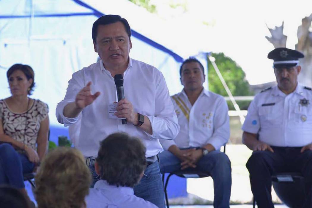 El secretario de Gobernación, Miguel Ángel Osorio Chong, anunció recursos por 200 millones de pesos para la reconstrucción de Jojutla, en Morelos, no sólo en su entorno, sino en lo económico ...