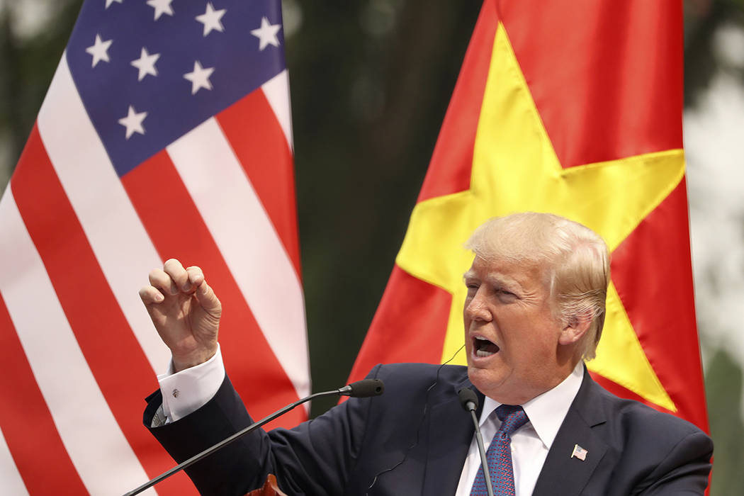 ARCHIVO - En esta foto de archivo del 12 de noviembre de 2017, el presidente Donald Trump habla durante una conferencia de prensa en el Palacio Presidencial, en Hanoi, Vietnam. | Foto AP /Andrew H ...