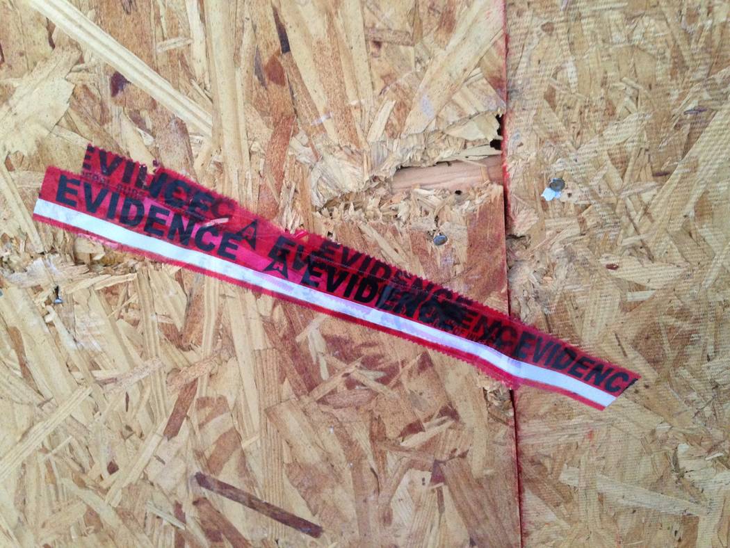 La cinta roja marcada como "Evidencia" se fija en el garaje tapado con madera contrachapada de la casa del pistolero de Las Vegas Strip, Stephen Paddock, en Mesquite, como se vio el lunes 13 de no ...