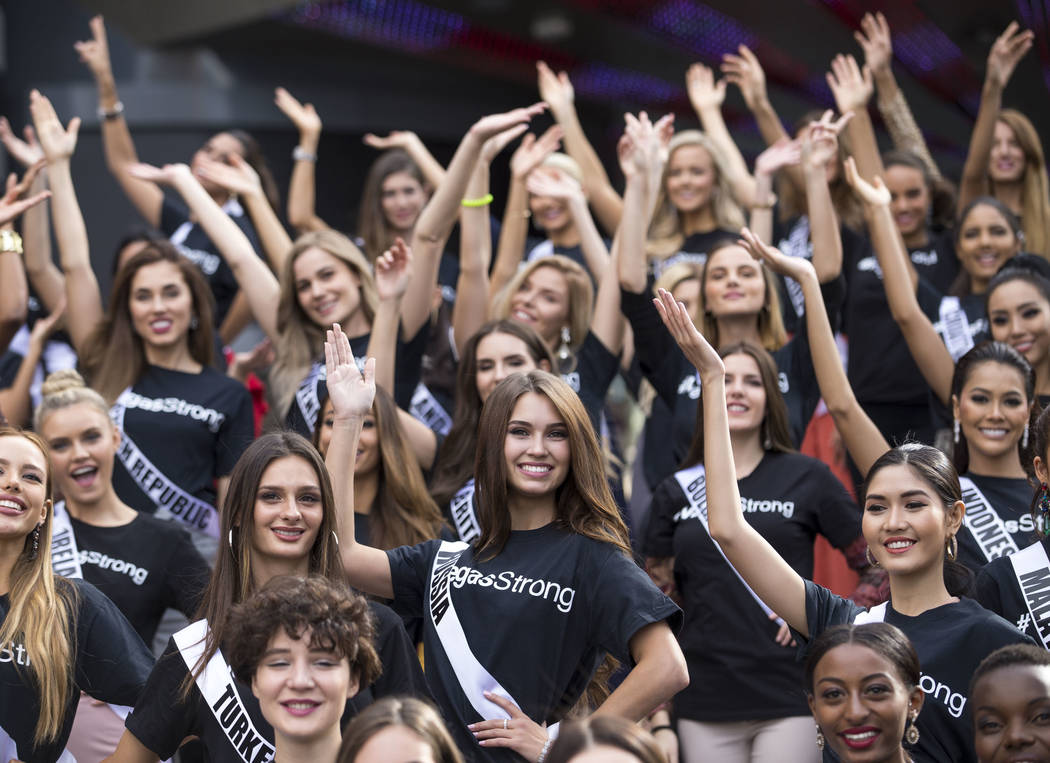 Las concursantes de Miss Universo, incluida la rusa Kseniya Aleksandrova, saludan a los fotógrafos durante un evento de bienvenida para los concursantes en el Planet Hollywood Resort en Las Vegas ...