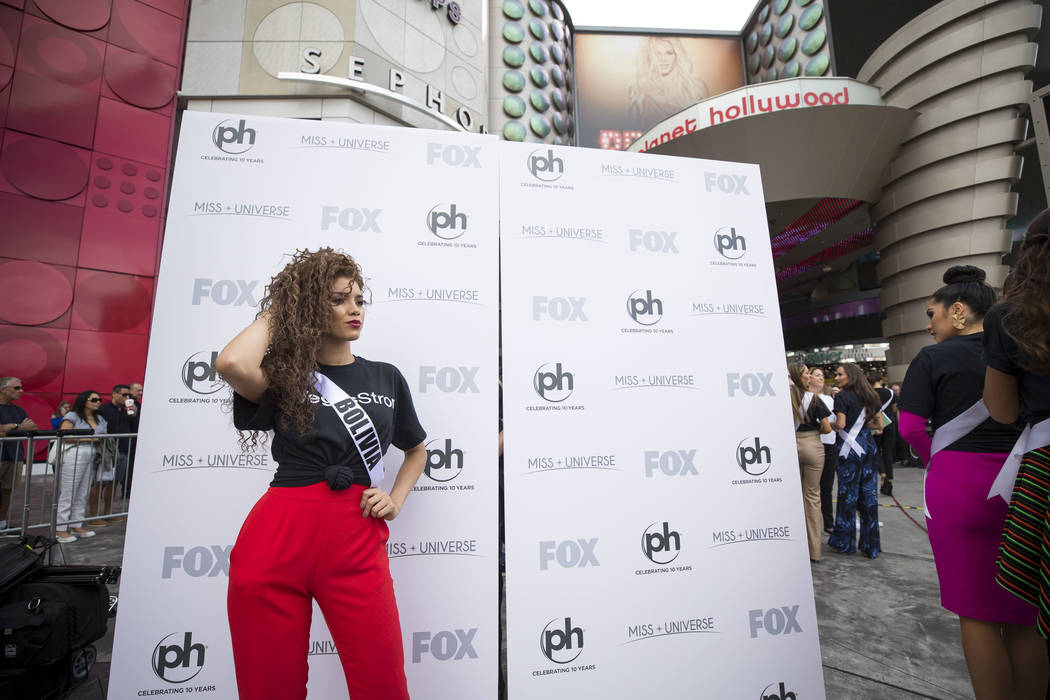 La concursante de Miss Universo Gleisy Noguer Hassen de Bolivia posa para una foto durante un evento de bienvenida para las concursantes en el Planet Hollywood Resort en Las Vegas el jueves 16 de  ...