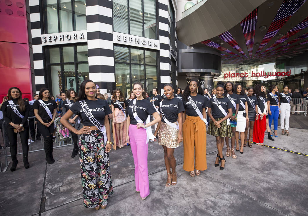 Los concursantes de Miss Universo se alinean antes de un evento de bienvenida para las concursantes en el Planet Hollywood Resort en Las Vegas el jueves, 16 de noviembre de 2017. Richard Brian Las ...