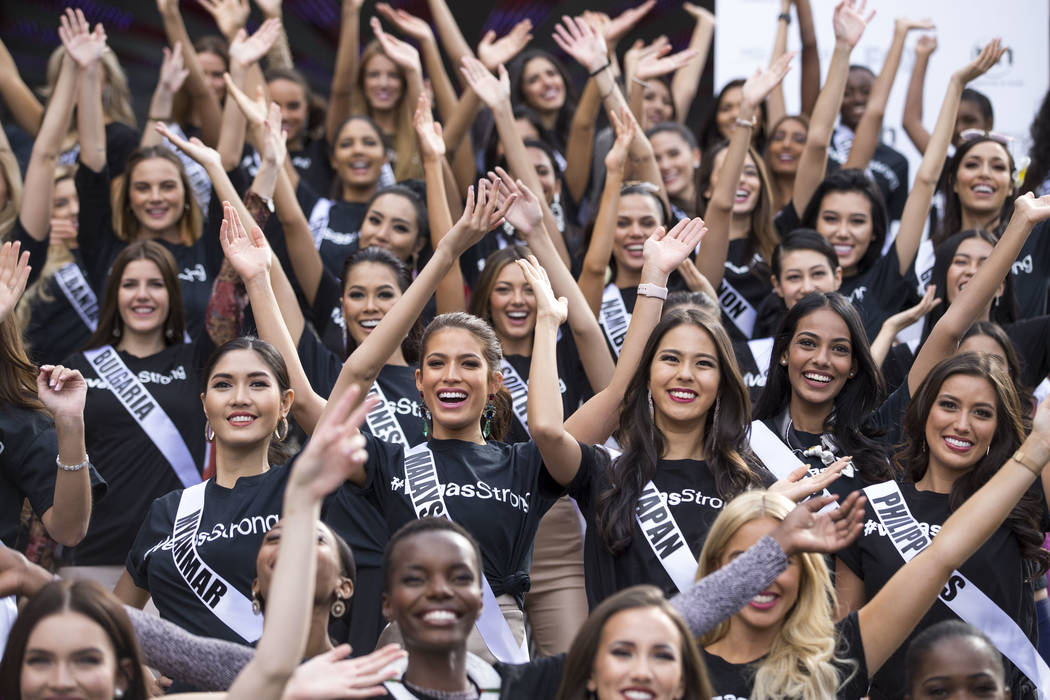 Las concursantes de Miss Universo saludan a los fotógrafos durante un evento de bienvenida para los concursantes en el Planet Hollywood Resort en Las Vegas el jueves 16 de noviembre de 2017. Rich ...