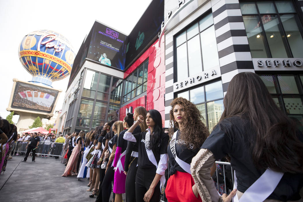 Los concursantes de Miss Universo se alinean antes de un evento de bienvenida para las concursantes en el Planet Hollywood Resort en Las Vegas el jueves, 16 de noviembre de 2017. Richard Brian Las ...