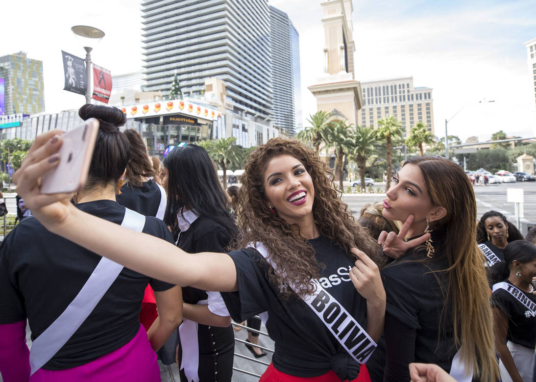 Las concursantes de Miss Universo Gleisy Noguer Hassen de Bolivia y Laura de Sanctis de Panamá se toman una selfie durante un evento de bienvenida para las concursantes en el Planet Hollywood Res ...