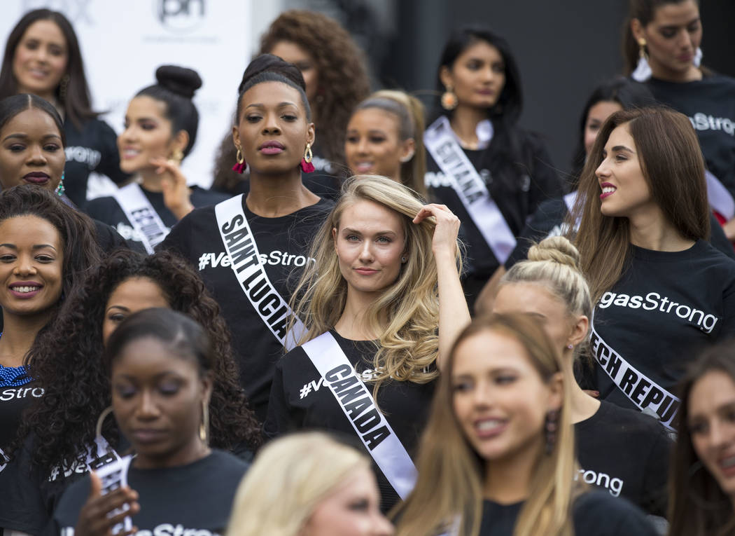 Las concursantes de Miss Universo, incluida la canadiense Lauren Howe, en el centro, posan para los fotógrafos durante un evento de bienvenida para las concursantes en el Planet Hollywood Resort  ...