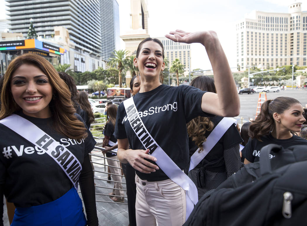 La concursante de Miss Universo Stefana Incandela de Argentina saluda a un fan que gritaba durante un evento de bienvenida para las concursantes en el Planet Hollywood Resort en Las Vegas el jueve ...