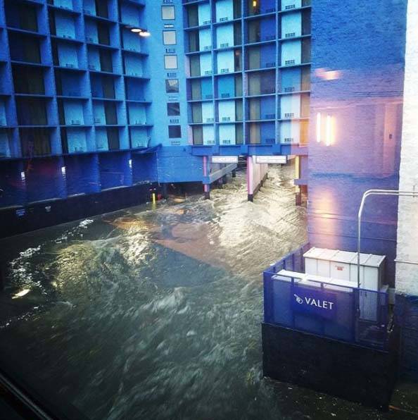 Inundaciones en el área del estacionamiento en el Linq en Las Vegas Strip, martes, 9 de enero de 2018. (Trenton Livingston / Instagram)
