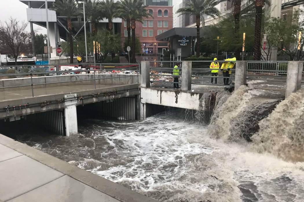 Las aguas de inundación salen del estacionamiento del Linq en el Strip de Las Vegas y se juntan con el Wash detrás del hotel-casino, el martes 9 de enero de 2018. (Elaine Wilson / Las Vegas Revi ...