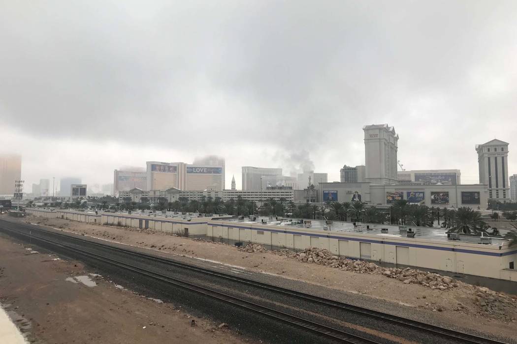 Las nubes cuelgan sobre Las Vegas Strip en una vista desde el estacionamiento de Río, el martes, 9 de enero de 2018. (Elaine Wilson / Las Vegas Review-Journal)