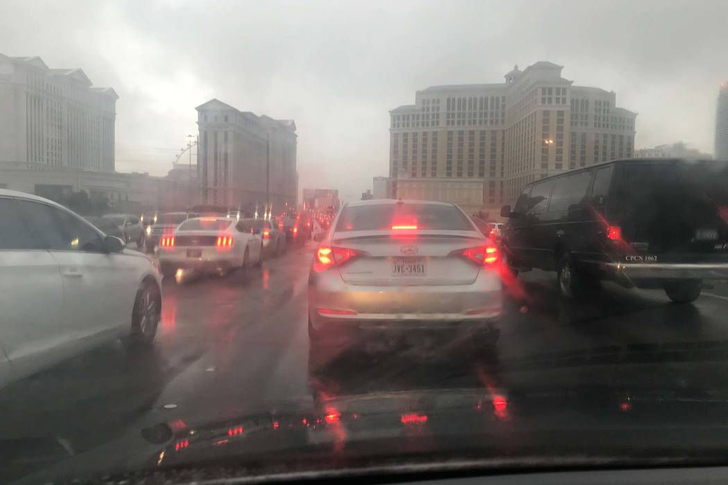El tráfico se acumula durante una tormenta en Flamingo Road, al oeste de Las Vegas Strip, el martes 9 de enero de 2018. (Elaine Wilson / Las Vegas Review-Journal)
