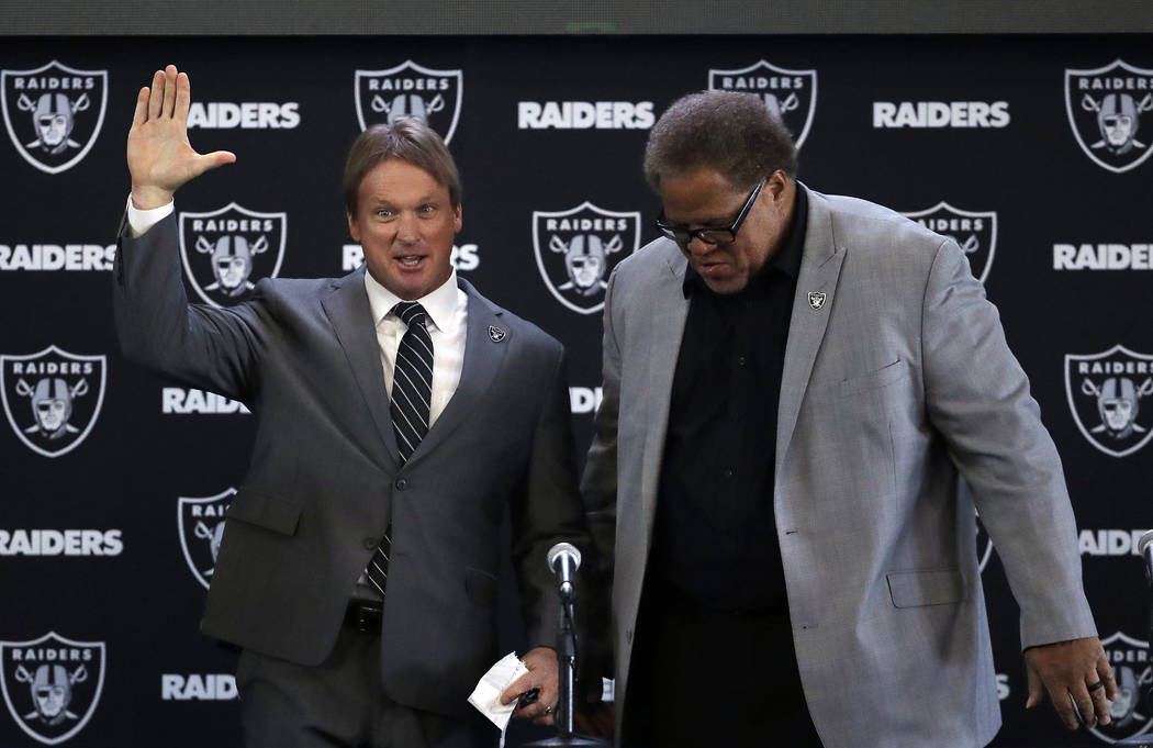 El entrenador en jefe de Oakland Raiders Jon Gruden, a la izquierda, saluda junto al gerente general Reggie McKenzie durante una conferencia de prensa de fútbol de la NFL el martes 9 de enero de  ...