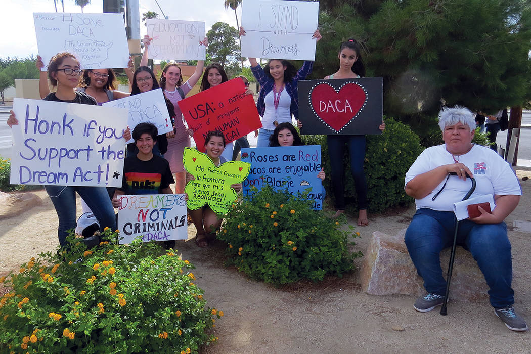 Estudiantes y familiares se unieron para pedir al Congreso una ley que proteja a los ‘dreamers’. Miércoles 13 de septiembre al exterior de la escuela Rancho. | Foto Anthony Avellaneda / El Ti ...