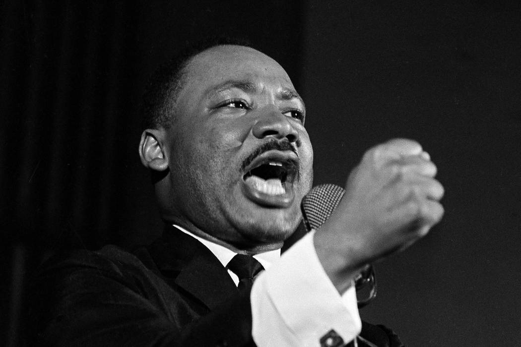 El Dr. Martin Luther King Jr. sacude el puño durante un discurso en Selma, Alabama, el 12 de febrero de 1965. King estaba enfrascado en una batalla con el sheriff Jim Clark por los derechos de vo ...