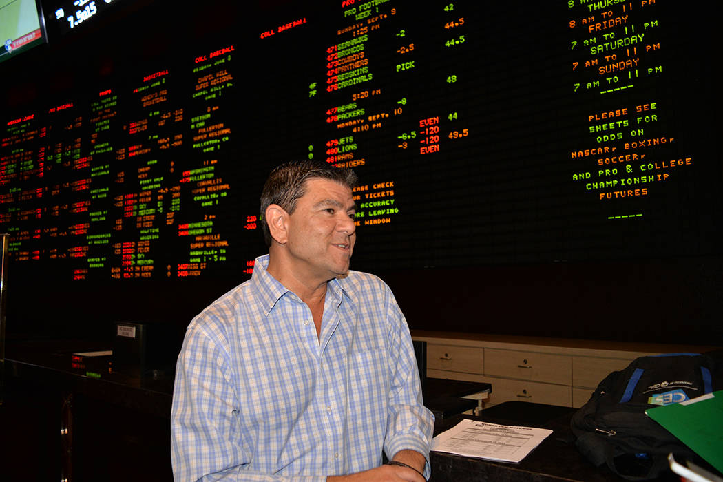 Chuck Esposito es director del Race & Sports, de Stations Casinos. Viernes 8 de junio en el Sunset Station. Foto Frank Alejandre / El Tiempo.