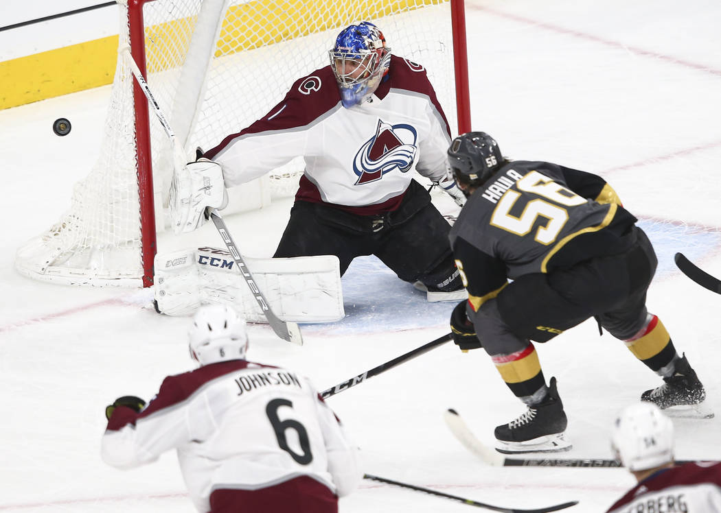 El portero de los Colorado Avalanche, Semyon Varlamov (1), bloquea un disparo del alero izquierdo de los Golden Knights, Erik Haula (56), durante el primer período de un juego de hockey NHL en T- ...