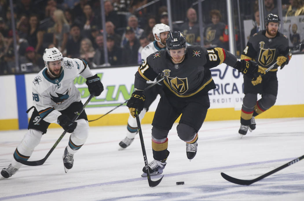 El centro de los Golden Knights, Cody Eakin (21), mueve el puck contra los San José Sharks durante el primer periodo del Juego 5 de una serie de playoffs de segunda ronda de hockey de la NHL en T ...