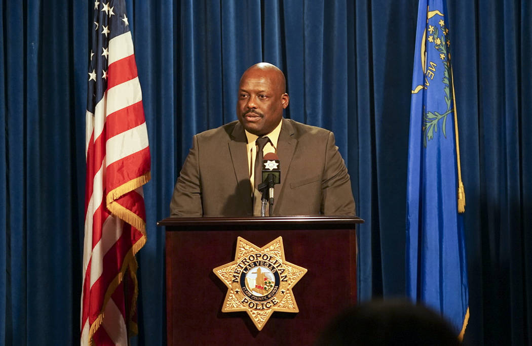 El asistente del alguacil de la policía metropolitana, Tim Kelly, habla sobre el tiroteo involucrado con el 14 de junio ocurrido en Radwick Drive y Owens Avenue en Las Vegas, el lunes 18 de junio ...
