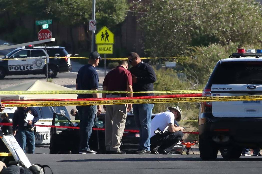 La policía de Las Vegas investiga un tiroteo involucrado con un oficial en Radwick Drive y Owens Avenue en el valle noreste el jueves 14 de junio de 2019. Un sospechoso de robo fue asesinado a ba ...