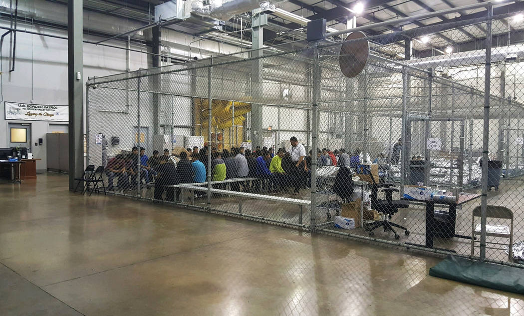 Las personas que han sido detenidas en relación con casos de entrada ilegal a los Estados Unidos se sientan en una de las jaulas en una instalación en McAllen, Texas, el domingo 17 de junio de 2 ...